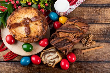 Geleneksel Romen Paskalya sofrasında Sweetbread ve Matzo Yahudi mutfağının bir parçası olan ve Hamursuz Bayramı 'nın ayrılmaz bir unsurunu oluşturan mayasız bir ekmek. Mutlu Paskalyalar