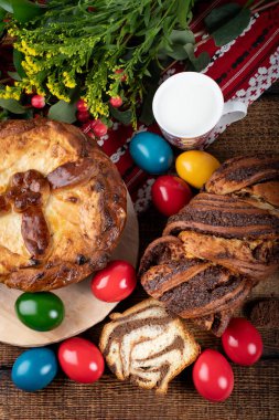 Geleneksel Romen Paskalya sofrasında Sweetbread ve Matzo Yahudi mutfağının bir parçası olan ve Hamursuz Bayramı 'nın ayrılmaz bir unsurunu oluşturan mayasız bir ekmek. Mutlu Paskalyalar