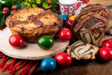 Geleneksel Romen Paskalya sofrasında Sweetbread ve Matzo Yahudi mutfağının bir parçası olan ve Hamursuz Bayramı 'nın ayrılmaz bir unsurunu oluşturan mayasız bir ekmek. Mutlu Paskalyalar