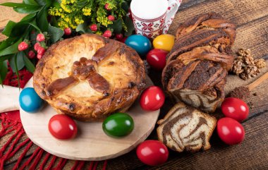 Geleneksel Romen Paskalya sofrasında Sweetbread ve Matzo Yahudi mutfağının bir parçası olan ve Hamursuz Bayramı 'nın ayrılmaz bir unsurunu oluşturan mayasız bir ekmek. Mutlu Paskalyalar