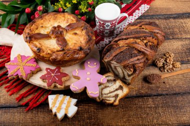 Tatlı Noel zencefilli tatlıları, otantik Noel brunch 'ı. Renkli ve mutlu bir masa, yemek ve şeker sergisi. Taze Yemek Büfesi Yemek Yemeği Paylaşım Partisi Konsepti