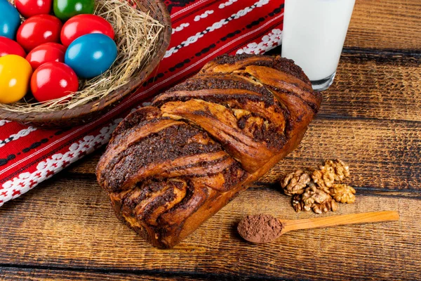 Geleneksel Romen Paskalya sofrasında Sweetbread ve Matzo Yahudi mutfağının bir parçası olan ve Hamursuz Bayramı 'nın ayrılmaz bir unsurunu oluşturan mayasız bir ekmek. Mutlu Paskalyalar