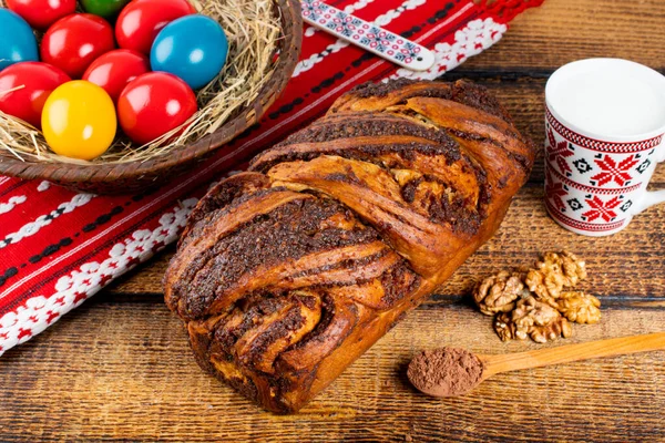 Geleneksel Romen Paskalya sofrasında Sweetbread ve Matzo Yahudi mutfağının bir parçası olan ve Hamursuz Bayramı 'nın ayrılmaz bir unsurunu oluşturan mayasız bir ekmek. Mutlu Paskalyalar