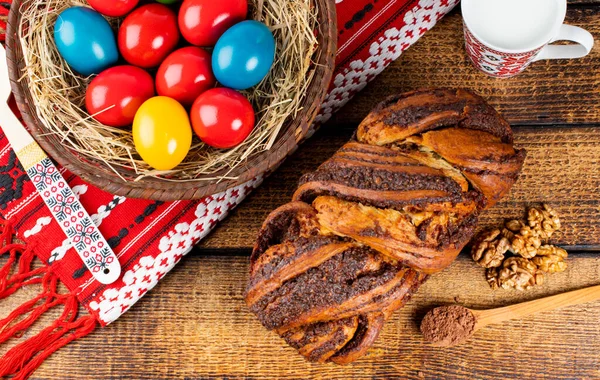 Geleneksel Romen Paskalya sofrasında Sweetbread ve Matzo Yahudi mutfağının bir parçası olan ve Hamursuz Bayramı 'nın ayrılmaz bir unsurunu oluşturan mayasız bir ekmek. Mutlu Paskalyalar