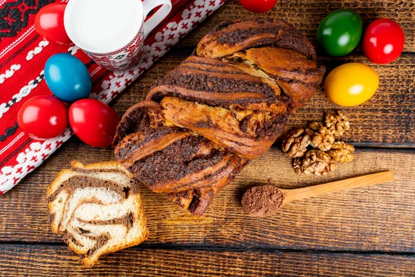 Geleneksel Romen Paskalya sofrasında Sweetbread ve Matzo Yahudi mutfağının bir parçası olan ve Hamursuz Bayramı 'nın ayrılmaz bir unsurunu oluşturan mayasız bir ekmek. Mutlu Paskalyalar