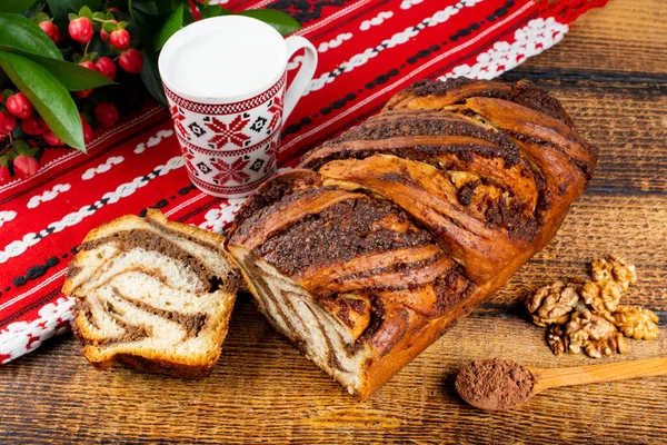 Uykuluk, Romanya ve Bulgaristan için geleneksel bir tatlı mayalanmış ekmektir..