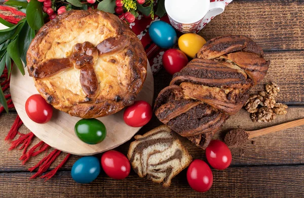 Geleneksel Romen Paskalya sofrasında Sweetbread ve Matzo Yahudi mutfağının bir parçası olan ve Hamursuz Bayramı 'nın ayrılmaz bir unsurunu oluşturan mayasız bir ekmek. Mutlu Paskalyalar