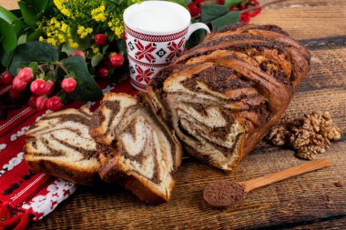 Tatlı Noel zencefilli tatlıları, otantik Noel brunch 'ı. Renkli ve mutlu bir masa, yemek ve şeker sergisi. Taze Yemek Büfesi Yemek Yemeği Paylaşım Partisi Konsepti