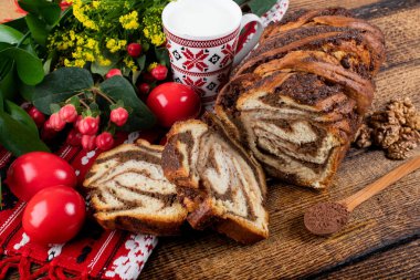 Geleneksel Romen Paskalya sofrasında Sweetbread ve Matzo Yahudi mutfağının bir parçası olan ve Hamursuz Bayramı 'nın ayrılmaz bir unsurunu oluşturan mayasız bir ekmek. Mutlu Paskalyalar