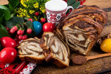 Geleneksel Romen Paskalya sofrasında Sweetbread ve Matzo Yahudi mutfağının bir parçası olan ve Hamursuz Bayramı 'nın ayrılmaz bir unsurunu oluşturan mayasız bir ekmek. Mutlu Paskalyalar