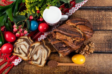 Geleneksel Romen Paskalya sofrasında Sweetbread ve Matzo Yahudi mutfağının bir parçası olan ve Hamursuz Bayramı 'nın ayrılmaz bir unsurunu oluşturan mayasız bir ekmek. Mutlu Paskalyalar