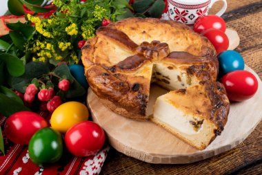 Geleneksel Romen Paskalya sofrasında Sweetbread ve Matzo Yahudi mutfağının bir parçası olan ve Hamursuz Bayramı 'nın ayrılmaz bir unsurunu oluşturan mayasız bir ekmek. Mutlu Paskalyalar