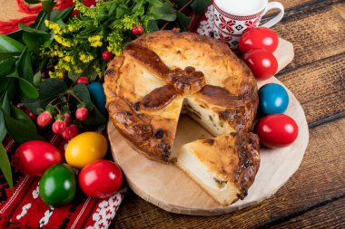 Geleneksel Romen Paskalya sofrasında Sweetbread ve Matzo Yahudi mutfağının bir parçası olan ve Hamursuz Bayramı 'nın ayrılmaz bir unsurunu oluşturan mayasız bir ekmek. Mutlu Paskalyalar