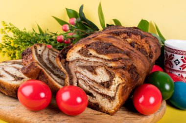 Geleneksel Romanya Paskalya sofrası, Tatlı Ekmek ve Matzo, Yahudi mutfağının ayrılmaz bir parçası olan mayasız bir ekmek. Mutlu Paskalyalar