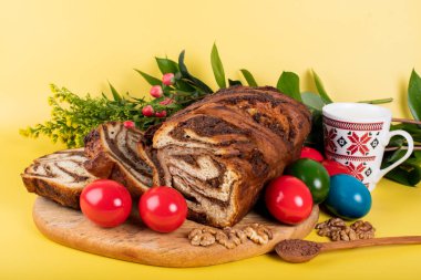 Geleneksel Romanya Paskalya sofrası, Tatlı Ekmek ve Matzo, Yahudi mutfağının ayrılmaz bir parçası olan mayasız bir ekmek. Mutlu Paskalyalar