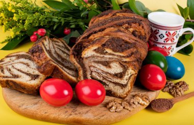 Geleneksel Romanya Paskalya sofrası, Tatlı Ekmek ve Matzo, Yahudi mutfağının ayrılmaz bir parçası olan mayasız bir ekmek. Mutlu Paskalyalar