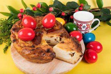 Geleneksel Romanya Paskalya sofrası Sweetbread ve Matzo, Yahudi mutfağının bir parçası olan ve Hamursuz Bayramı 'nın ayrılmaz bir unsurunu oluşturan mayasız bir ekmek. Mutlu Paskalyalar