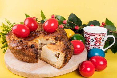 Geleneksel Romanya Paskalya sofrası Sweetbread ve Matzo, Yahudi mutfağının bir parçası olan ve Hamursuz Bayramı 'nın ayrılmaz bir unsurunu oluşturan mayasız bir ekmek. Mutlu Paskalyalar