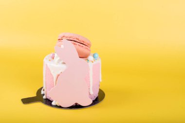 Tatlı Paskalya tavşanları, boyalı Paskalya yumurtaları, otantik Paskalya brunch 'ı. Renkli ve mutlu bir masa, yemek ve şeker sergisi. Taze Yemek Büfesi Yemek Yemeği Paylaşım Partisi Konsepti