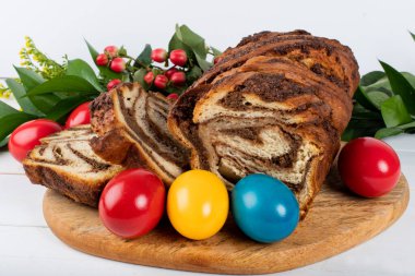 Geleneksel Romanya Paskalya sofrası Sweetbread ve Matzo, Yahudi mutfağının bir parçası olan ve Hamursuz Bayramı 'nın ayrılmaz bir unsurunu oluşturan mayasız bir ekmek. Mutlu Paskalyalar
