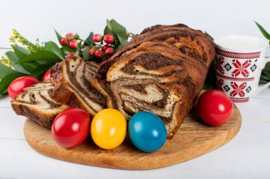 Geleneksel Romanya Paskalya sofrası Sweetbread ve Matzo, Yahudi mutfağının bir parçası olan ve Hamursuz Bayramı 'nın ayrılmaz bir unsurunu oluşturan mayasız bir ekmek. Mutlu Paskalyalar