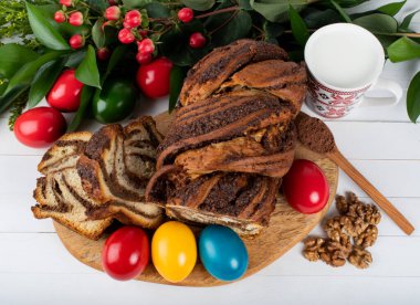 Geleneksel Romanya Paskalya sofrası Sweetbread ve Matzo, Yahudi mutfağının bir parçası olan ve Hamursuz Bayramı 'nın ayrılmaz bir unsurunu oluşturan mayasız bir ekmek. Mutlu Paskalyalar