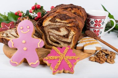 Tatlı Noel zencefilli tatlıları, otantik Noel brunch 'ı. Renkli ve mutlu bir masa, yemek ve şeker sergisi. Taze Yemek Büfesi Yemek Yemeği Paylaşım Partisi Konsepti