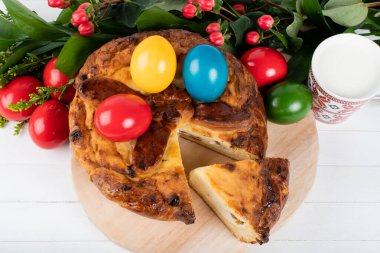 Geleneksel Romanya Paskalya sofrası Sweetbread ve Matzo, Yahudi mutfağının bir parçası olan ve Hamursuz Bayramı 'nın ayrılmaz bir unsurunu oluşturan mayasız bir ekmek. Mutlu Paskalyalar