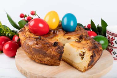 Geleneksel Romanya Paskalya sofrası Sweetbread ve Matzo, Yahudi mutfağının bir parçası olan ve Hamursuz Bayramı 'nın ayrılmaz bir unsurunu oluşturan mayasız bir ekmek. Mutlu Paskalyalar