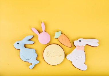 Tatlı Paskalya tavşanları, boyalı Paskalya yumurtaları, otantik Paskalya brunch 'ı. Renkli ve mutlu bir masa, yemek ve şeker sergisi. Taze Yemek Büfesi Yemek Yemeği Paylaşım Partisi Konsepti