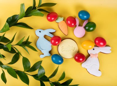 Tatlı Paskalya tavşanları, boyalı Paskalya yumurtaları, otantik Paskalya brunch 'ı. Renkli ve mutlu bir masa, yemek ve şeker sergisi. Taze Yemek Büfesi Yemek Yemeği Paylaşım Partisi Konsepti