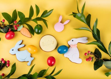 Tatlı Paskalya tavşanları, boyalı Paskalya yumurtaları, otantik Paskalya brunch 'ı. Renkli ve mutlu bir masa, yemek ve şeker sergisi. Taze Yemek Büfesi Yemek Yemeği Paylaşım Partisi Konsepti