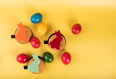 Tatlı Paskalya tavşanları, boyalı Paskalya yumurtaları, otantik Paskalya brunch 'ı. Renkli ve mutlu bir masa, yemek ve şeker sergisi. Taze Yemek Büfesi Yemek Yemeği Paylaşım Partisi Konsepti