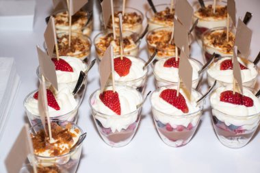 Çıtır çikolatalı pavlova mini kekler aperatifler aperatifler yemek tatlılar, kendi tatlı brunch büfelerinizi yapın pek çok malzeme, şenlikli blogcular sırasında servis yapın şeker çubuğu tatlıları