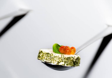 Lezzetli kanepeler havyar ve krem peynirli aperatiflerle aynı hizada, beyaz arka planda izole edilmiş, otel kahvaltısı sırasında atıştırmalıklar, yemek servisi, görsel teşhir.