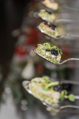 Lezzetli kanepeler havyar ve krem peynirli aperatiflerle aynı hizada, beyaz arka planda izole edilmiş, otel kahvaltısı sırasında atıştırmalıklar, yemek servisi, görsel teşhir.