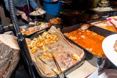 Otel brunch büfesi sırasında Asya sebzeleri ya da özel işletme catering şöleni sıcak servis merkezi