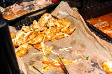 Otel brunch büfesi sırasında Asya sebzeleri ya da özel işletme catering şöleni sıcak servis merkezi