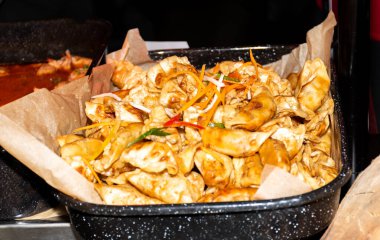 Otel brunch büfesi sırasında Asya sebzeleri ya da özel işletme catering şöleni sıcak servis merkezi