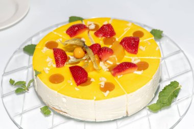 Yuvarlak dilimlenmiş portakal ve vanilyalı diplomat pastası ya da üstünde çilek ve meyveli turta, cam bir tabakta. Tatlı, nane yaprağı ve reçel için ev yapımı Fransız tarifi.