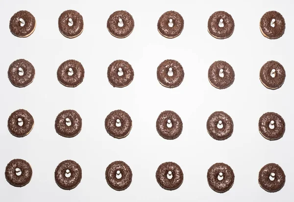Круглый Шоколадные Пончики Отображаются Очереди Белом Фоне Карты Висит Время — стоковое фото