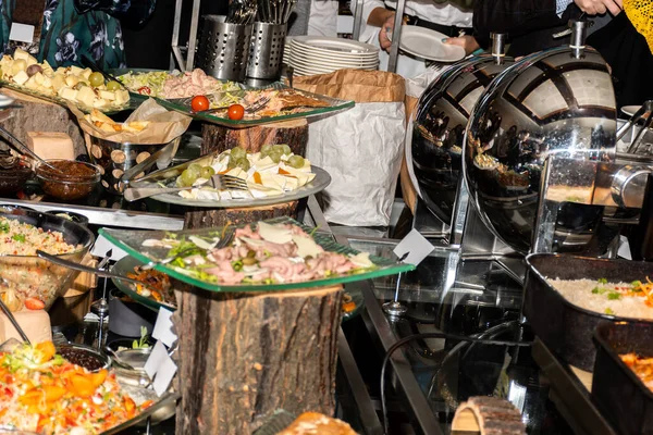 Gente Alrededor Mesa Durante Almuerzo Buffet Con Las Manos Poniendo — Foto de Stock