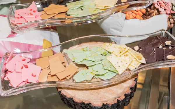 Fette Sottili Piccoli Pezzi Cioccolato Artigianale Colorato Fatti Casa Scatta — Foto Stock