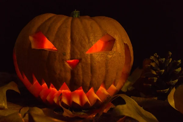 Děsivé Strašidelné Ručně Vyřezávané Halloween Dýně Plameny Uvnitř Tmavě Černé — Stock fotografie