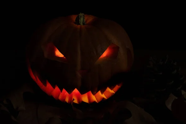 Ijesztő Kísérteties Kézzel Faragott Halloween Tök Lángok Belül Sötét Fekete — Stock Fotó