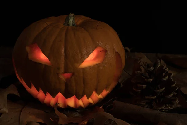 Ijesztő Kísérteties Kézzel Faragott Halloween Tök Lángok Belül Sötét Fekete — Stock Fotó
