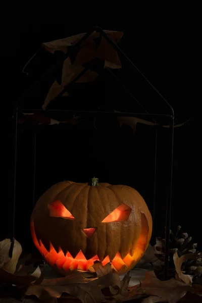 Děsivé Strašidelné Ručně Vyřezávané Halloween Dýně Plameny Uvnitř Tmavě Černé — Stock fotografie