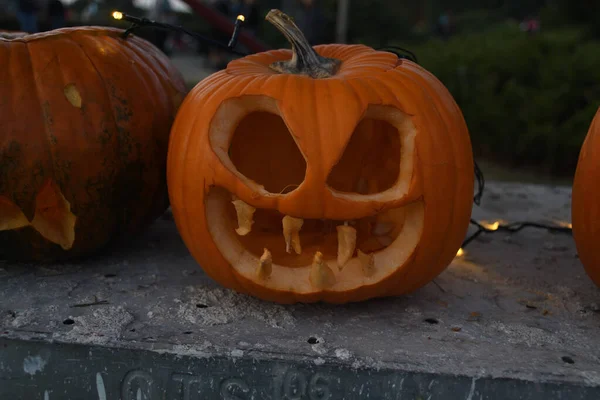 Kültéri Sütőtök Fesztivál Halloween Autentikus Esemény Kézzel Faragott Sütőtök Sorban — Stock Fotó