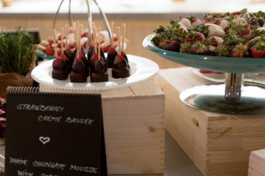 Tatlı ve Tatlı Büfesi Yemek Yemeği Yemeği Partisi Paylaşım Konsepti