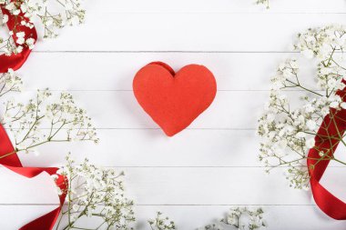 Canlı renkli pasta kurabiyesi, kutlama ya da parti. Taze lüks kalp şeklinde badem kurabiyesi. Yemek Yiyen Parti Paylaşım Konsepti. Anneler Günü, Sevgililer Günü, Kadınlar Günü, Mutlu Yıllar